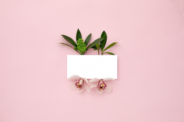 PSD layout mit grünen blättern und orchideenblüten gemacht