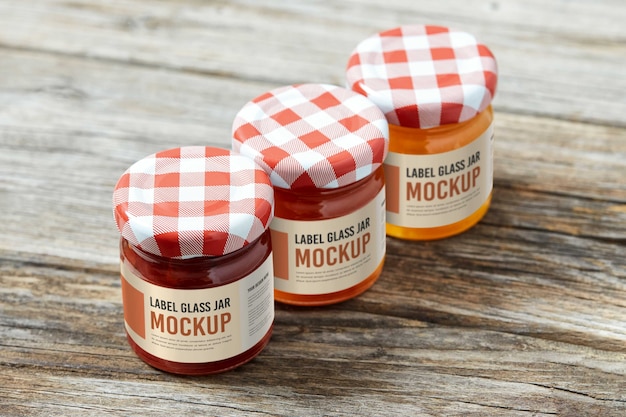 Leckere Marmelade im Glas mit Etikett