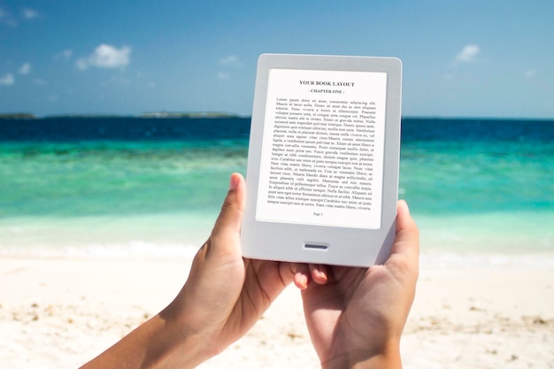 Lector de libros electrónicos, Mock-up, Chica leyendo en la playa