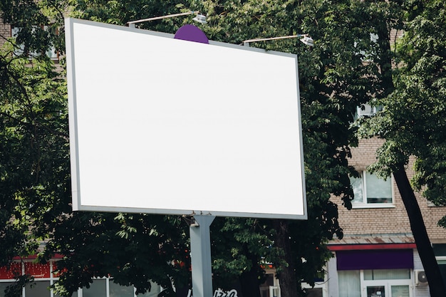 Leere plakatwand in der stadt