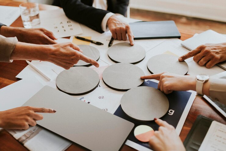 PSD leere runde kopierplätze während der team-brainstorming-sitzung psd