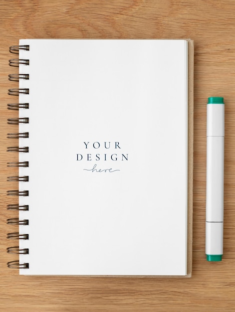 Leere weiße Notebook-Seite mit einem Stift-Mockup