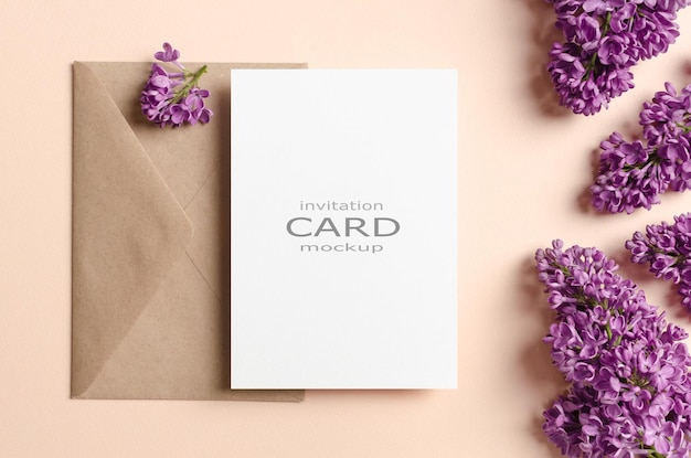 Leeres Einladungs- oder Grußkartenmodell mit frischen lila Blumen