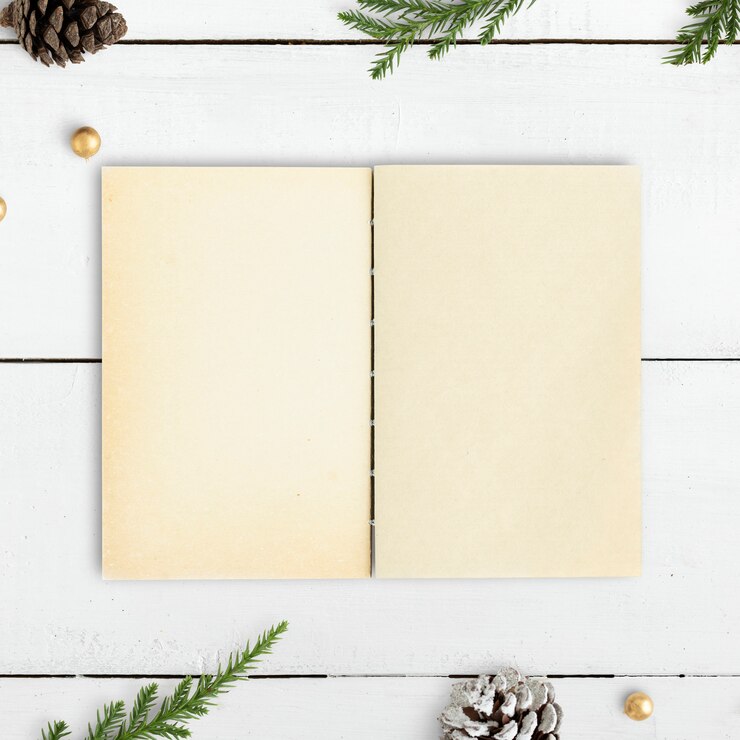 PSD leeres notizbuch auf einem weihnachtstabellenmodell