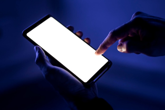 PSD leeres smartphone-bildschirmmodell psd, das im dunkeln leuchtet