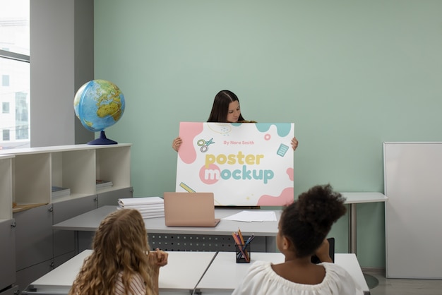 PSD lehrer und schüler mit einem schreibzeug-mockup