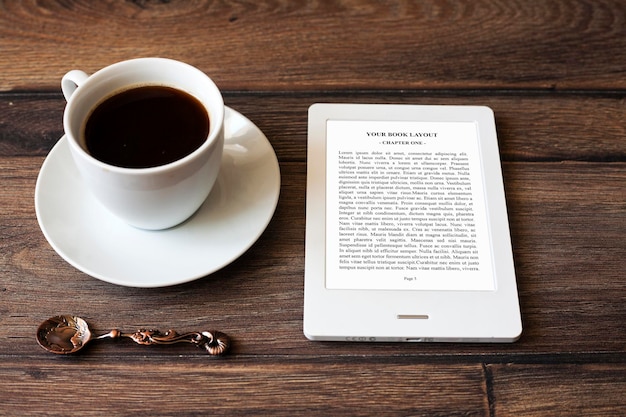 PSD leitor de e-book, mock up, lendo com xícara de café e colher vintage