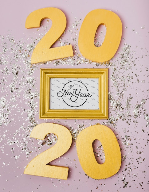 Letras de año nuevo 2020 en marco dorado