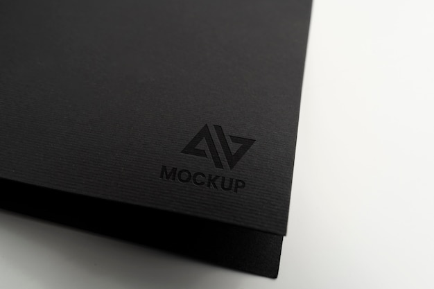 Lettera maiuscola mock-up logo design su carta nera minimalista