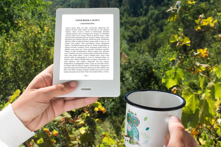 Lettore di e-book, mockup, outdoor con tazza da caffè