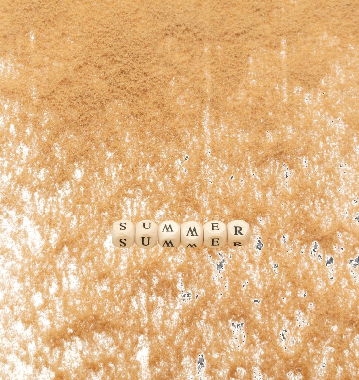 PSD lettre alphabet libellé jouet de perle d'été survolant une explosion de sable volant dans l'air mot d'été lettre alphabet montrer sable de plage d'île tropicale pour les vacances fond blanc isolé