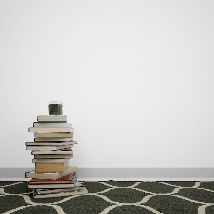 PSD libri impilati sul pavimento accanto al muro bianco con copyspace