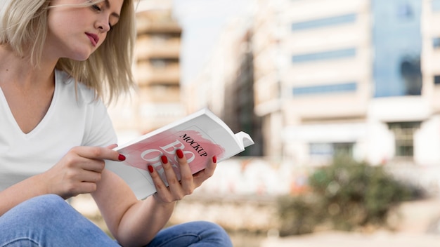 Libro di lettura della donna sulla strada