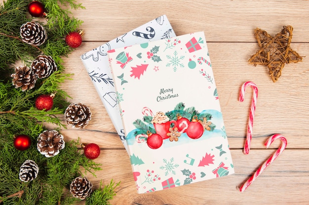 Libro vista dall'alto per regalo di Natale con decorazioni