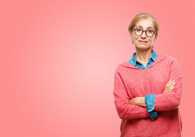 Linda mulher sênior com um olhar orgulhoso