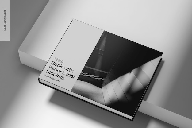 PSD livre avec étiquette en papier sur le podium mockup perspective