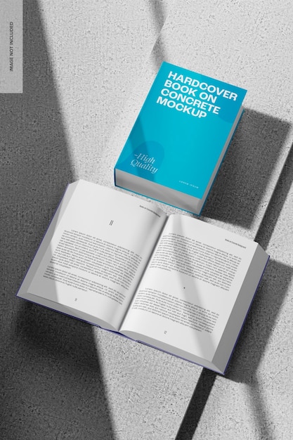 Livres rectangulaires à couverture rigide sur maquette en béton, vue de dessus