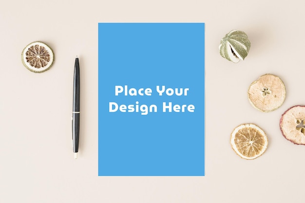 Livro Azul com uma caneta e laranja seca Estilo Mockup PSD