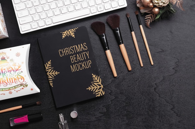 Livro de capa preta de maquete para o conceito de ano novo de Natal de beleza.