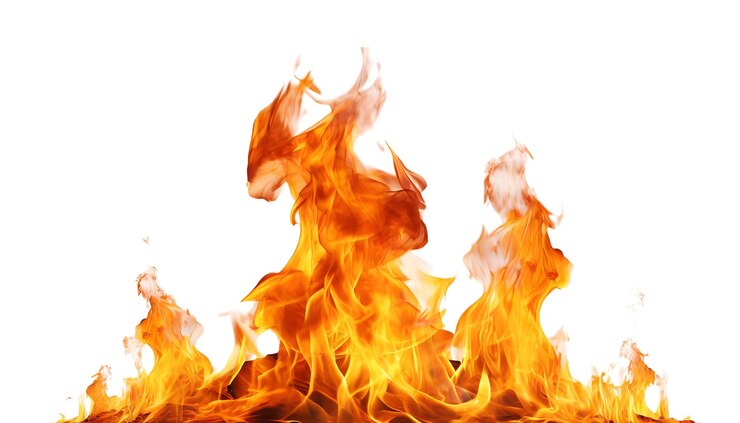 PSD la llama del fuego ardiente está aislada.