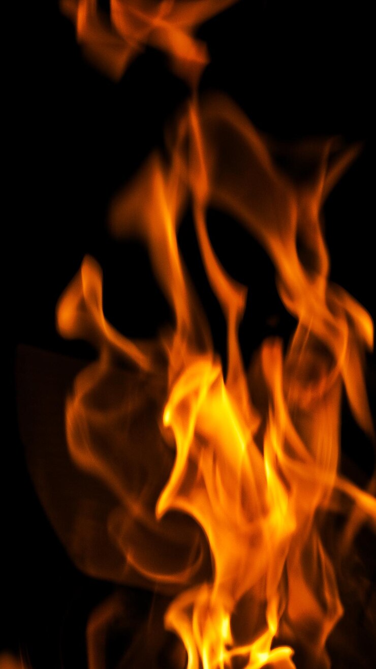 PSD llamas de fuego ardiendo con chispas rojas calientes en fondo transparente y efectos de textura