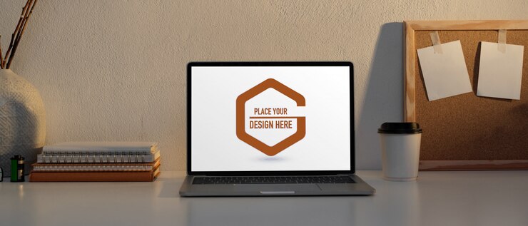PSD local de trabalho com maquete de laptop, notebooks e placa de memória