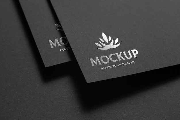 Logo in argento su carta