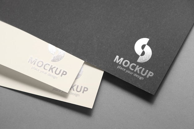 Logo in argento su carta