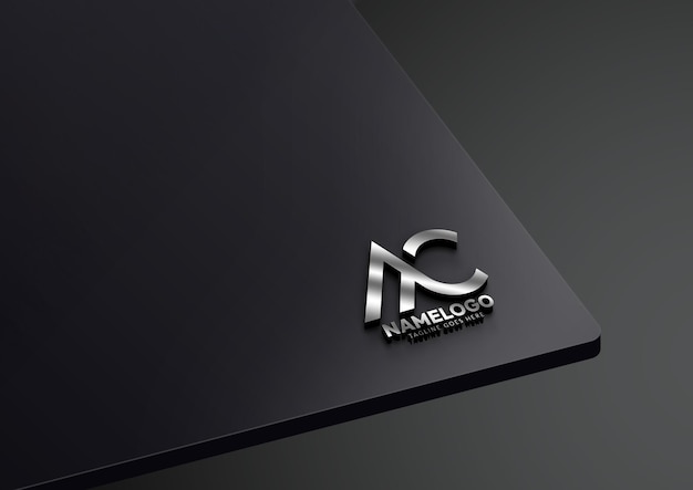 Logo MC 3D in argento su una superficie scura