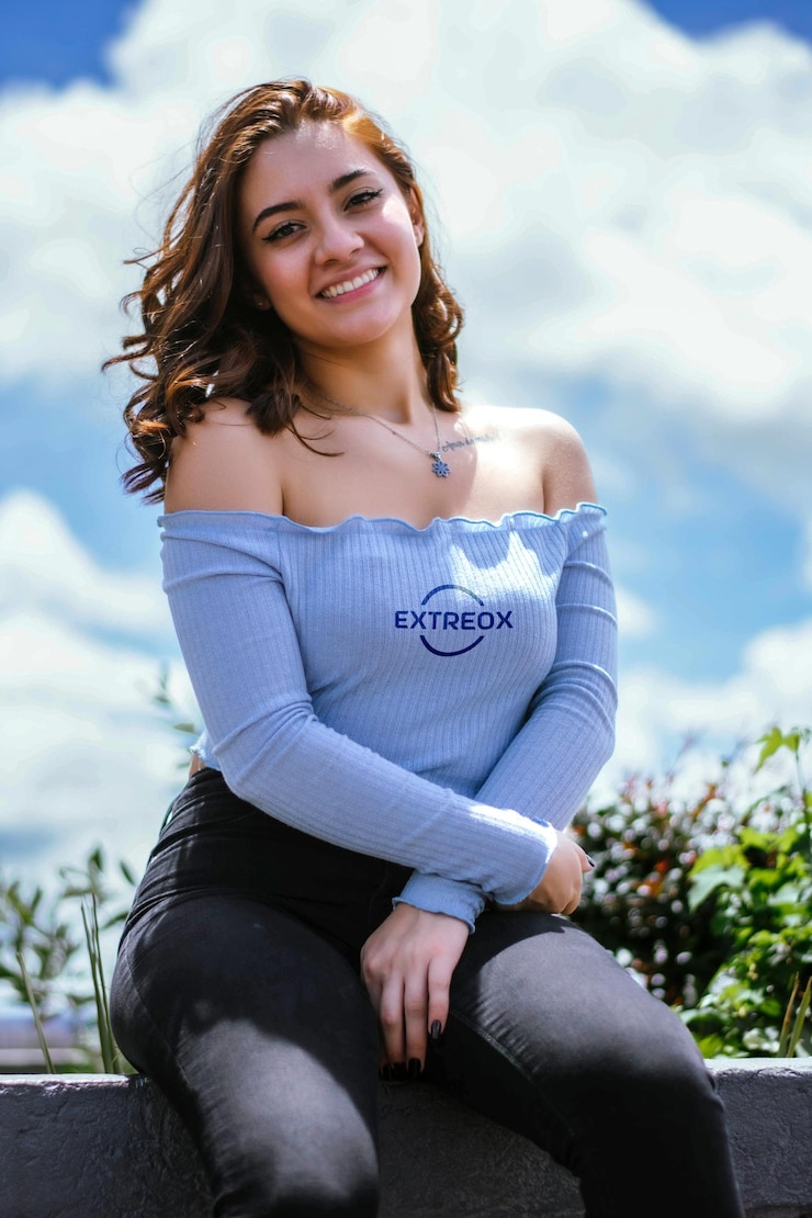 PSD logo-mockup auf einem himmelblauen tanktop