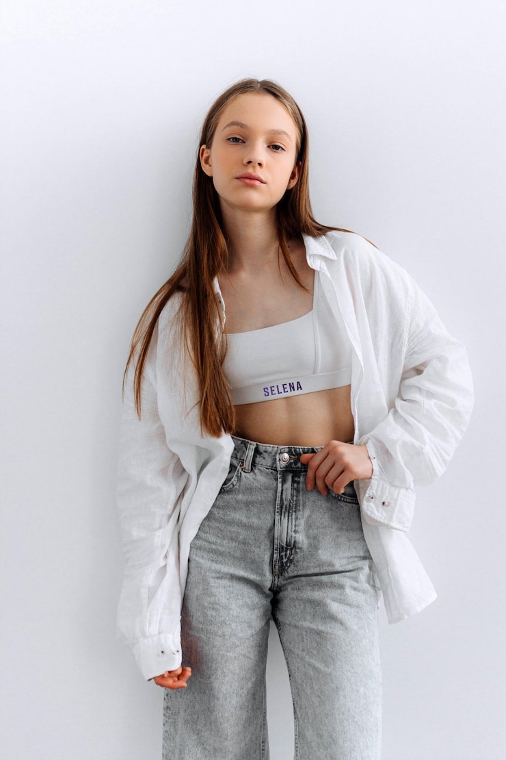 PSD logo-mockup auf einem weißen crop-top