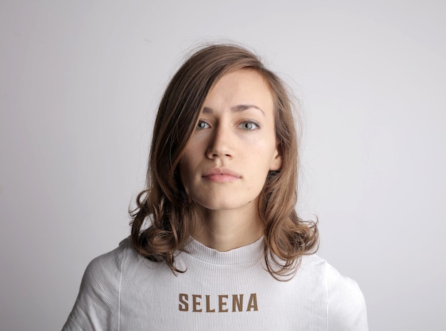 Logo-Mockup auf einem weißen T-Shirt für Frauen
