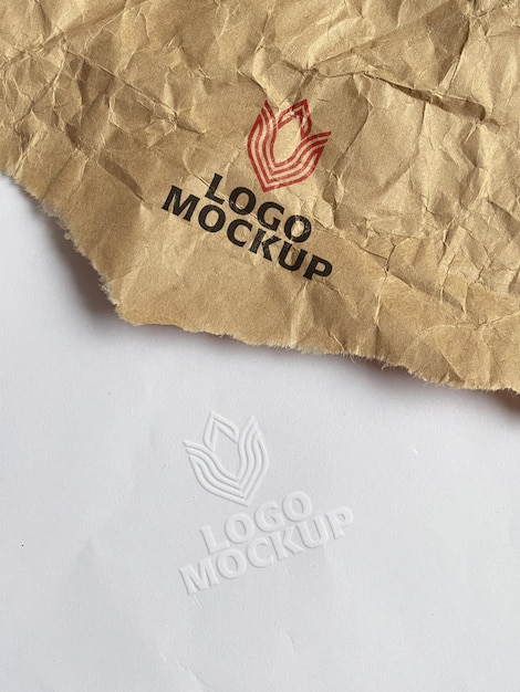 Logo-mockup aus zerknittertem papier