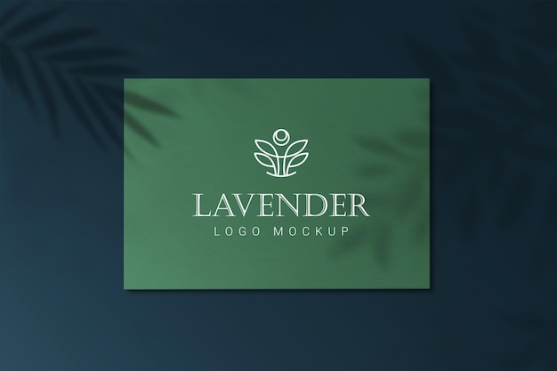 Logo-Mockup-Luxus auf Papier an einer Wand mit Schatten