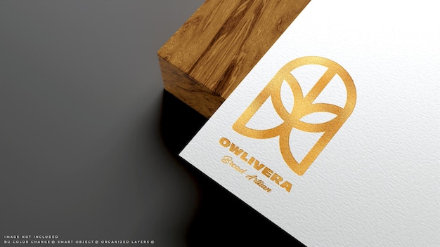 Logo-Mockup mit gestanztem Goldfolieneffekt auf weißem Papier mit Holzhintergrund für Branding-Showcase