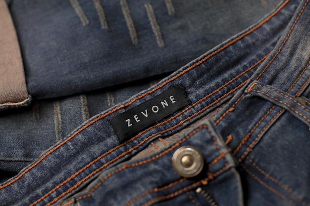 Logo-Mockup mit gesticktem Stoffetikett auf Jeans