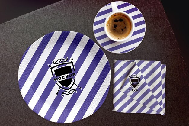 Logo-Modell auf weißen Tellern Serviette und Kaffeetasse