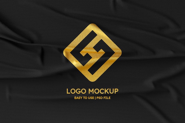 Logomodell auf schwarzem stoff