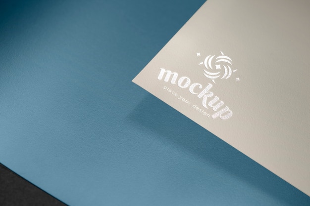 logotipo de prata no papel
