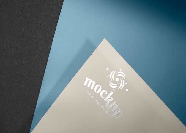 logotipo de prata no papel