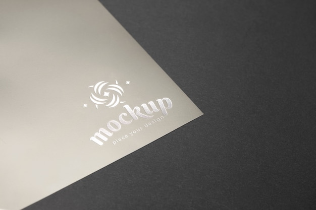 logotipo de prata no papel