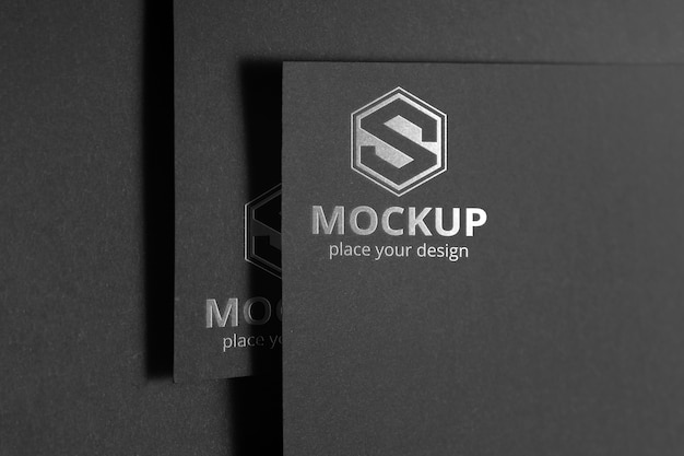 logotipo de prata no papel