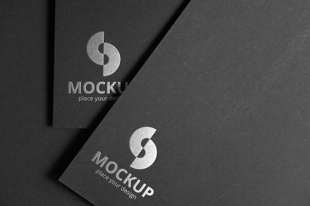 logotipo de prata no papel