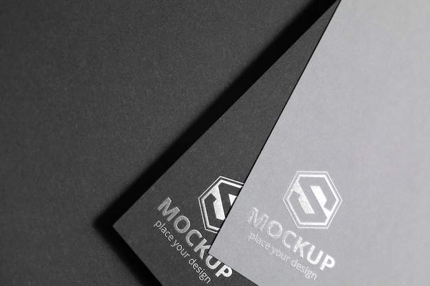 logotipo de prata no papel