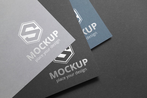 logotipo de prata no papel