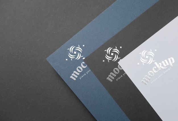 logotipo de prata no papel
