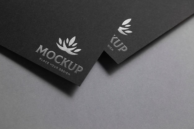 logotipo de prata no papel