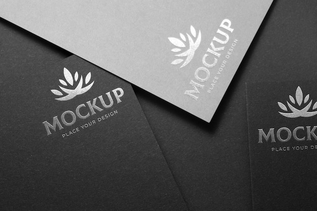 logotipo de prata no papel