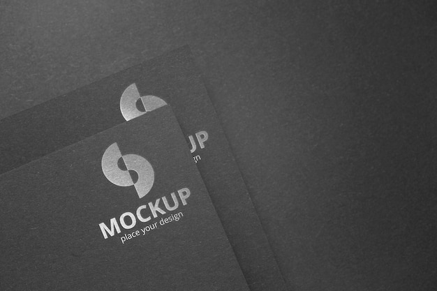 logotipo de prata no papel