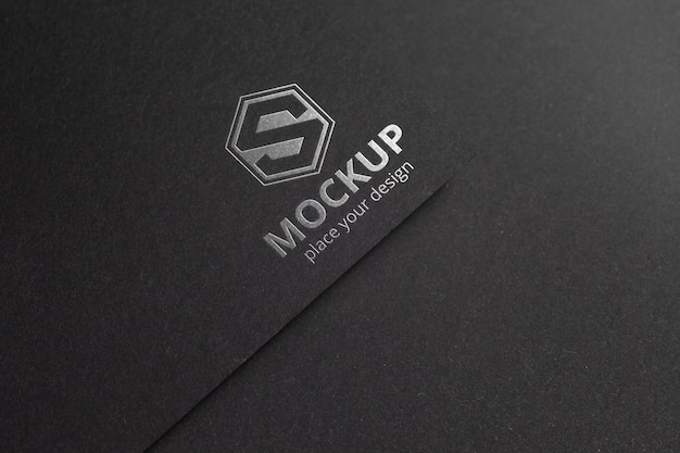 logotipo de prata no papel